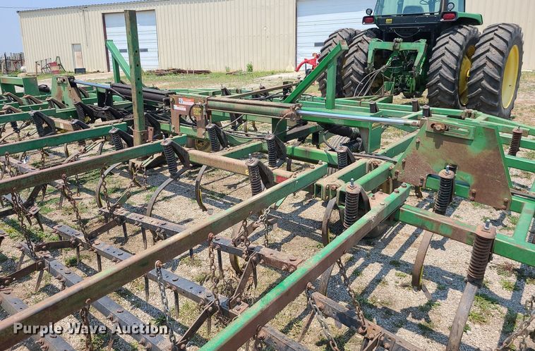 image for item LE9135 John Deere 960  field cultivator