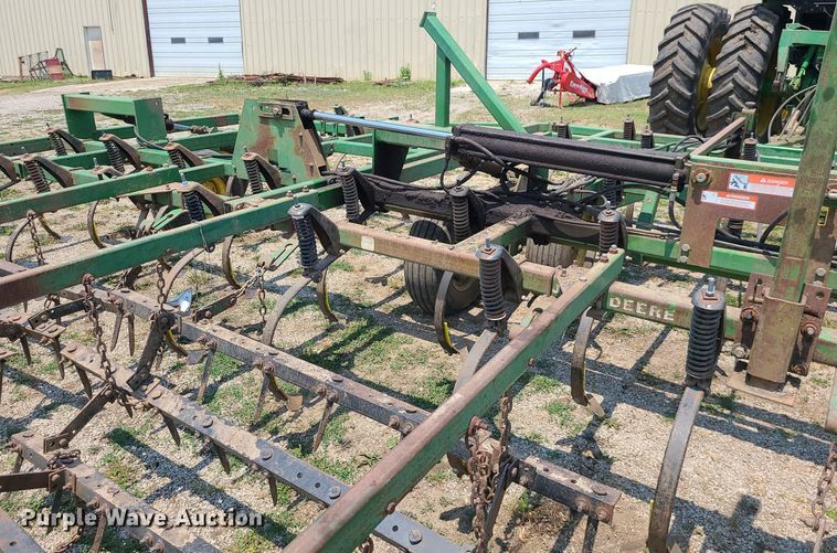 image for item LE9135 John Deere 960  field cultivator