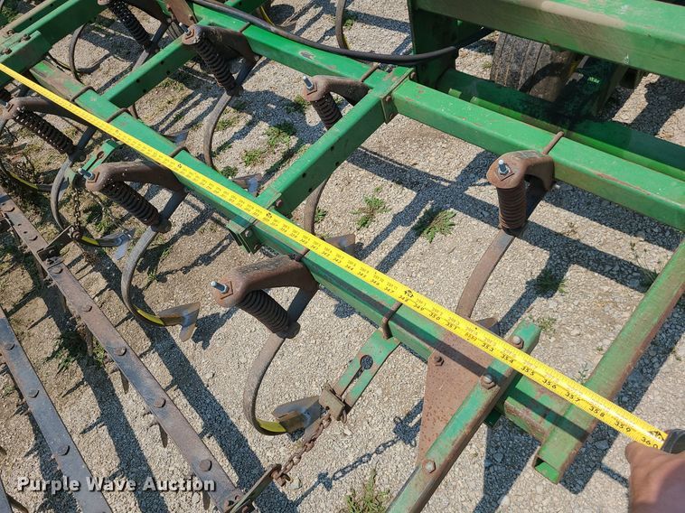 image for item LE9135 John Deere 960  field cultivator