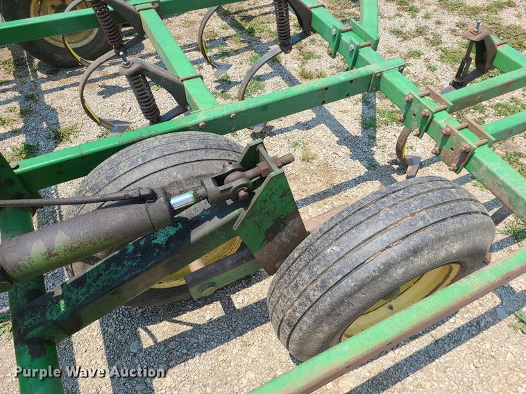 image for item LE9135 John Deere 960  field cultivator