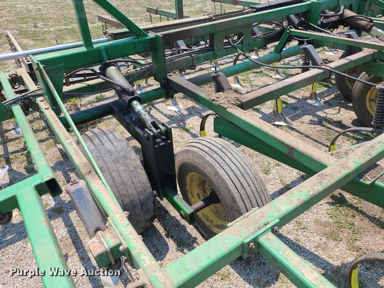 image for item LE9135 John Deere 960  field cultivator