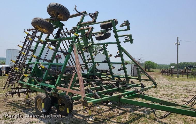 image for item LE9135 John Deere 960  field cultivator