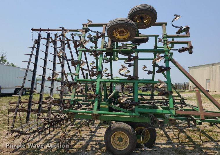 image for item LE9135 John Deere 960  field cultivator