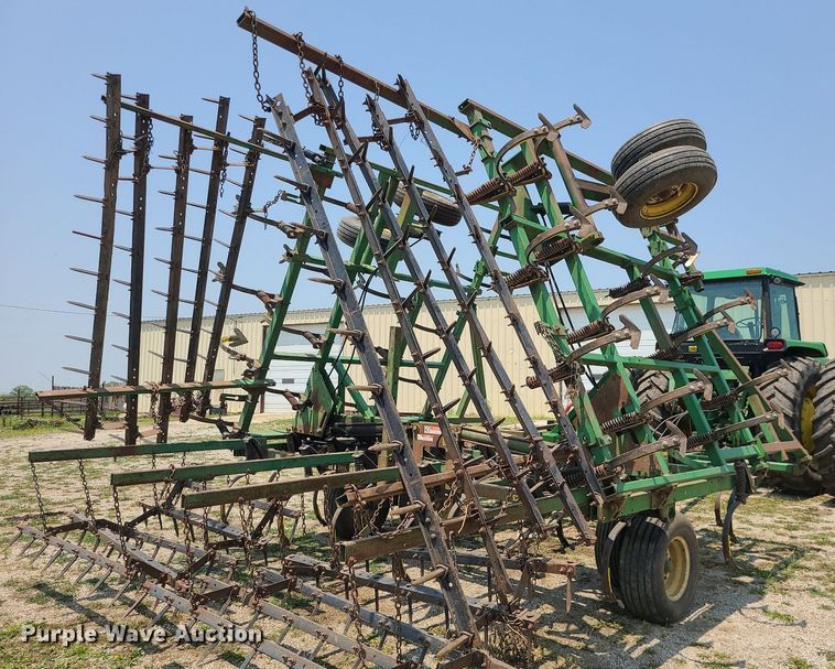 image for item LE9135 John Deere 960  field cultivator