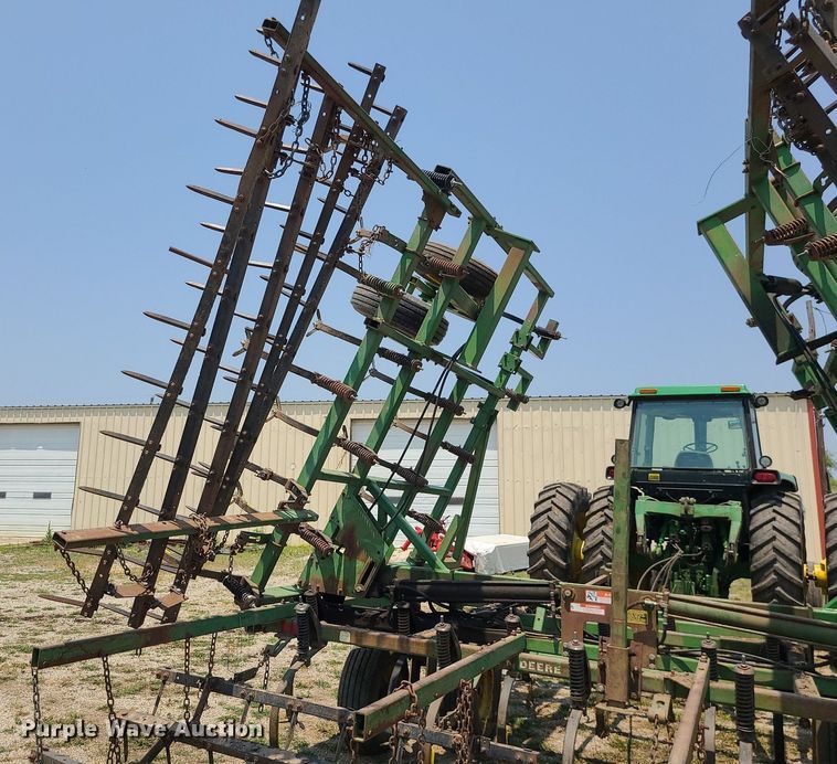 image for item LE9135 John Deere 960  field cultivator