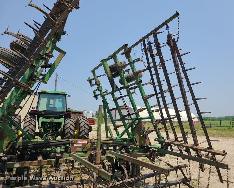 image for item LE9135 John Deere 960  field cultivator