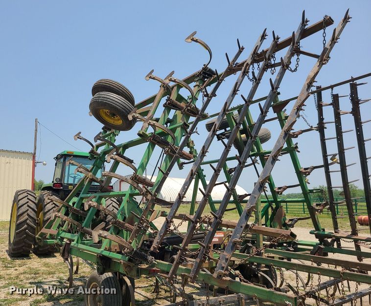 image for item LE9135 John Deere 960  field cultivator