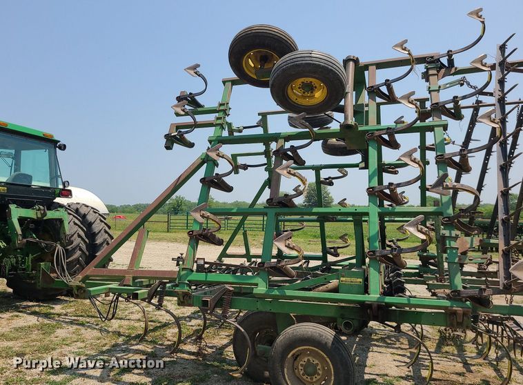 image for item LE9135 John Deere 960  field cultivator