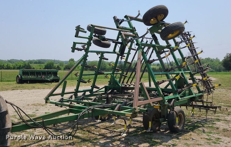 image for item LE9135 John Deere 960  field cultivator