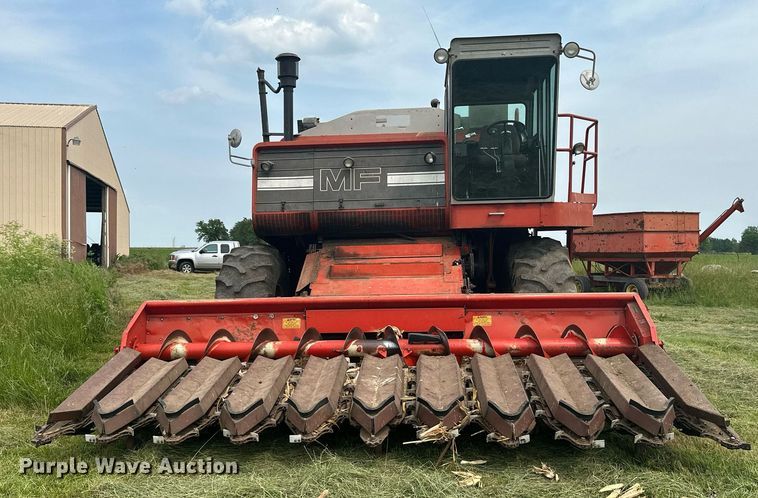 image for item LG9246 1981 Massey Ferguson 860  combine