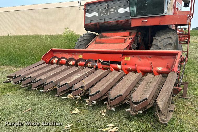 image for item LG9246 1981 Massey Ferguson 860  combine