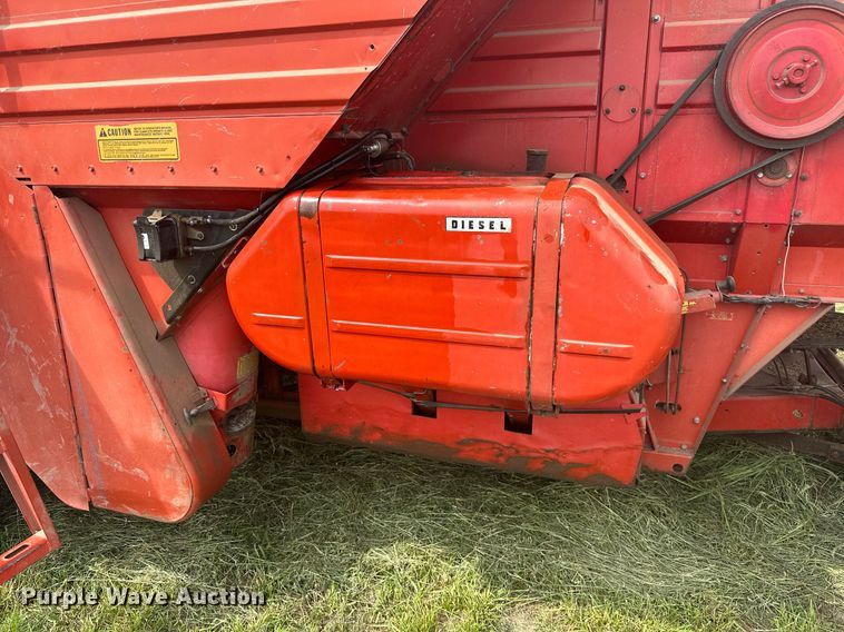 image for item LG9246 1981 Massey Ferguson 860  combine