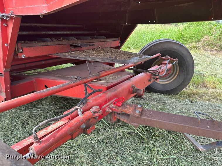 image for item LG9246 1981 Massey Ferguson 860  combine