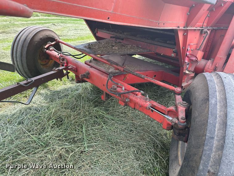 image for item LG9246 1981 Massey Ferguson 860  combine