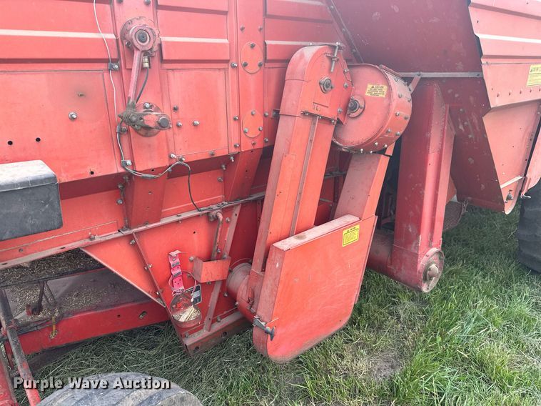 image for item LG9246 1981 Massey Ferguson 860  combine