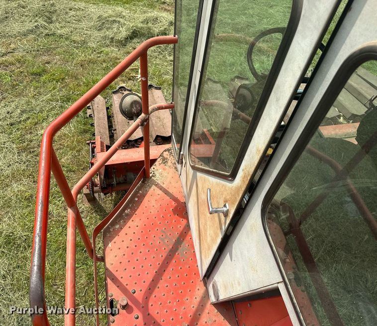 image for item LG9246 1981 Massey Ferguson 860  combine