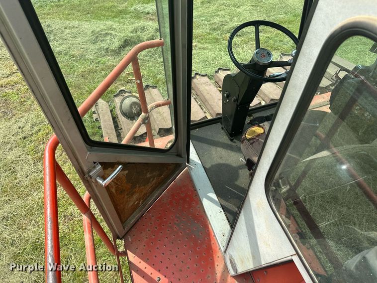 image for item LG9246 1981 Massey Ferguson 860  combine