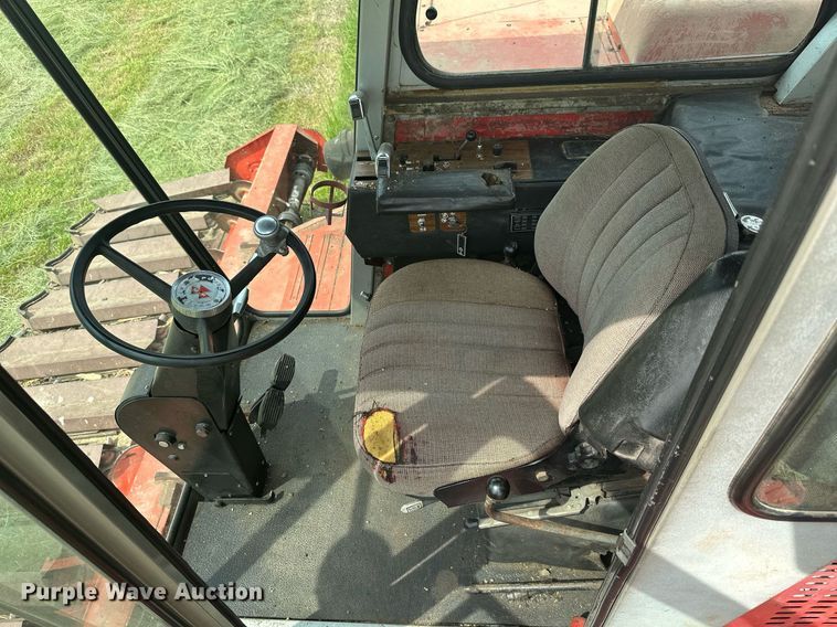 image for item LG9246 1981 Massey Ferguson 860  combine