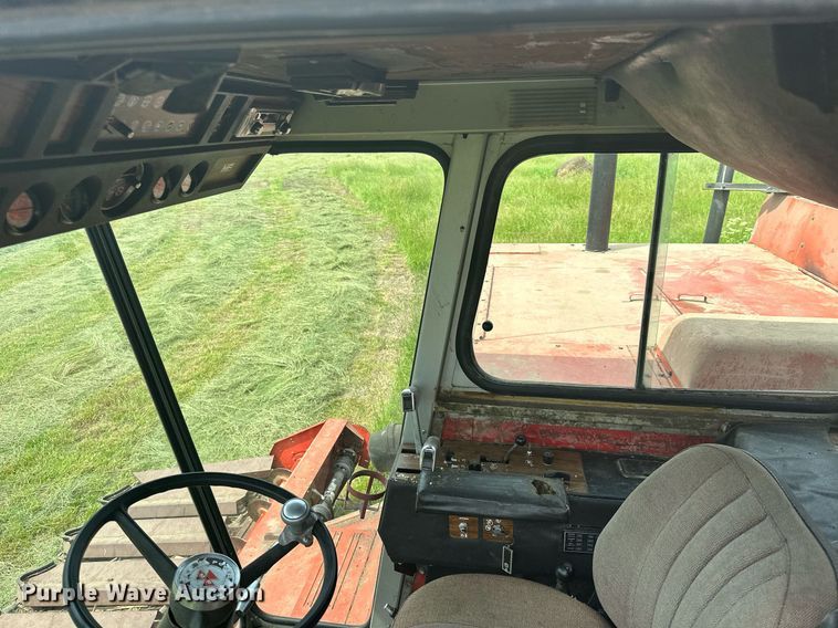 image for item LG9246 1981 Massey Ferguson 860  combine