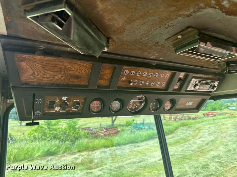 image for item LG9246 1981 Massey Ferguson 860  combine