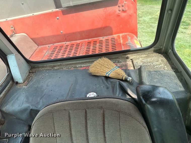 image for item LG9246 1981 Massey Ferguson 860  combine