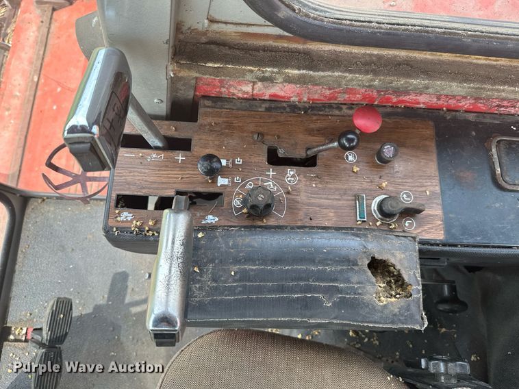 image for item LG9246 1981 Massey Ferguson 860  combine