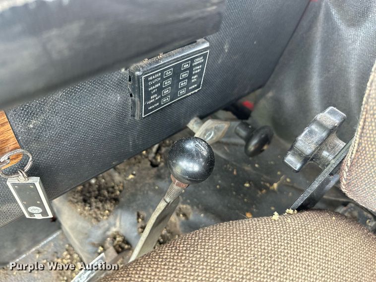 image for item LG9246 1981 Massey Ferguson 860  combine