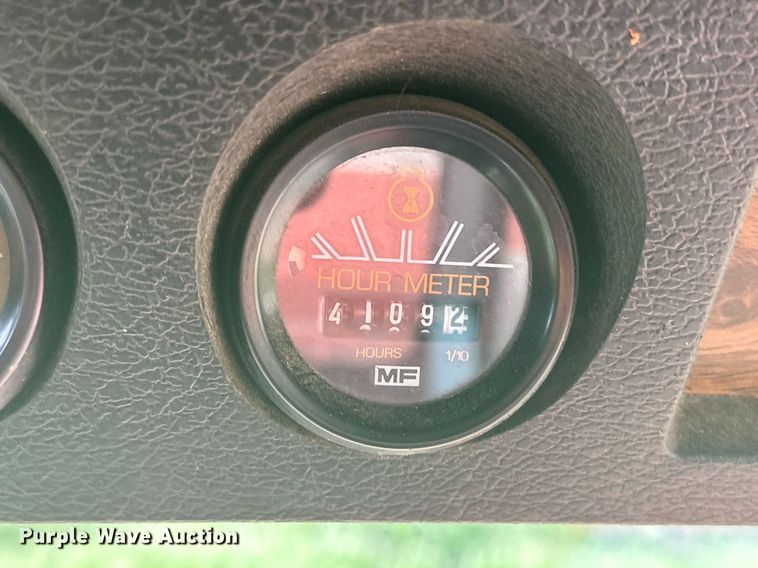 image for item LG9246 1981 Massey Ferguson 860  combine