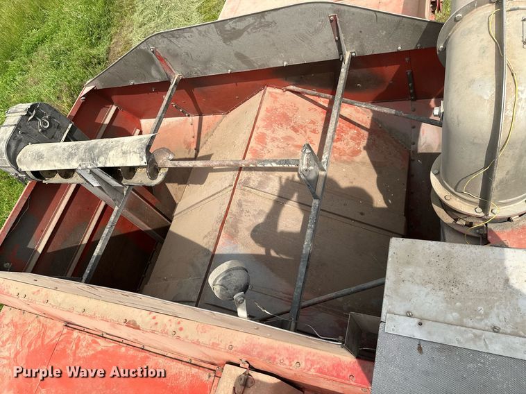 image for item LG9246 1981 Massey Ferguson 860  combine