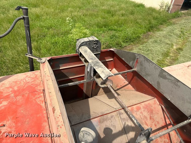 image for item LG9246 1981 Massey Ferguson 860  combine