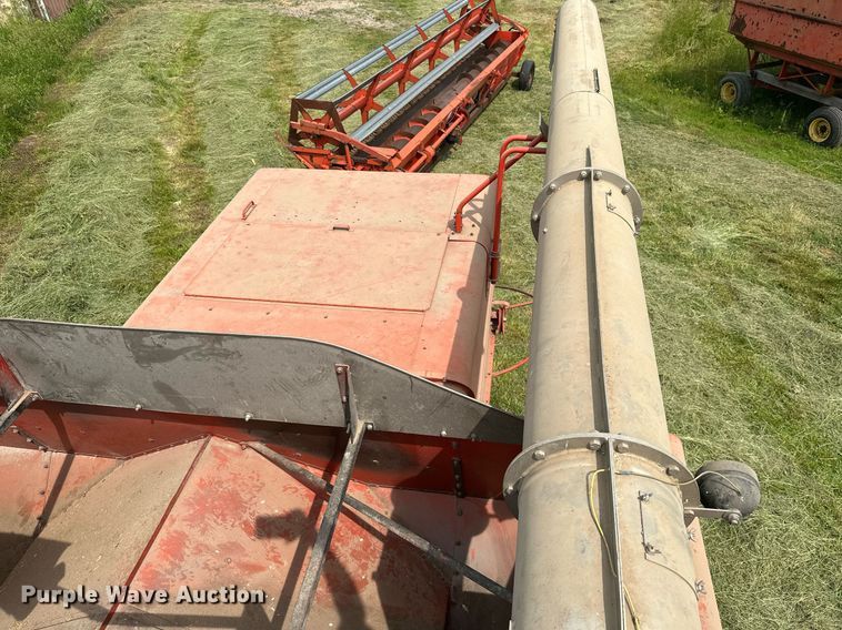 image for item LG9246 1981 Massey Ferguson 860  combine