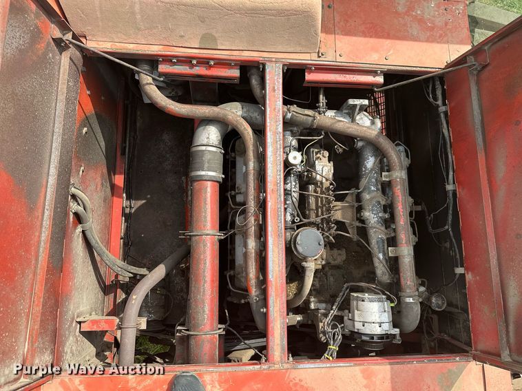 image for item LG9246 1981 Massey Ferguson 860  combine