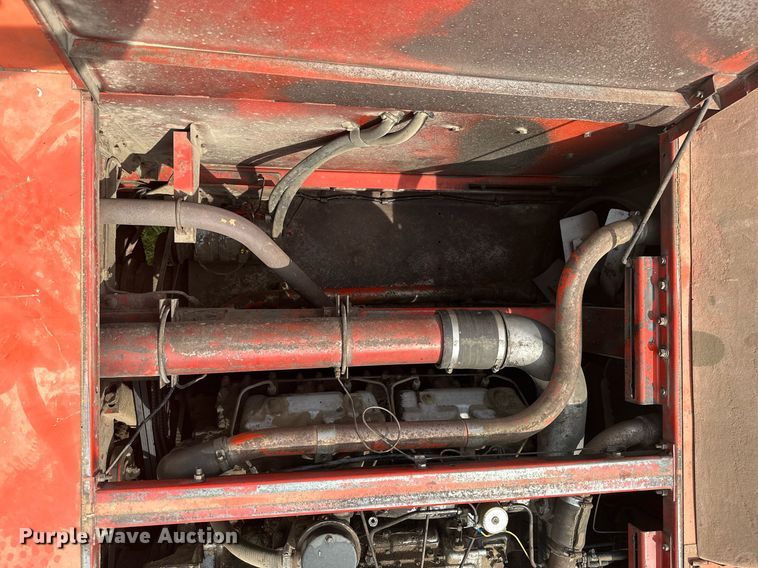 image for item LG9246 1981 Massey Ferguson 860  combine