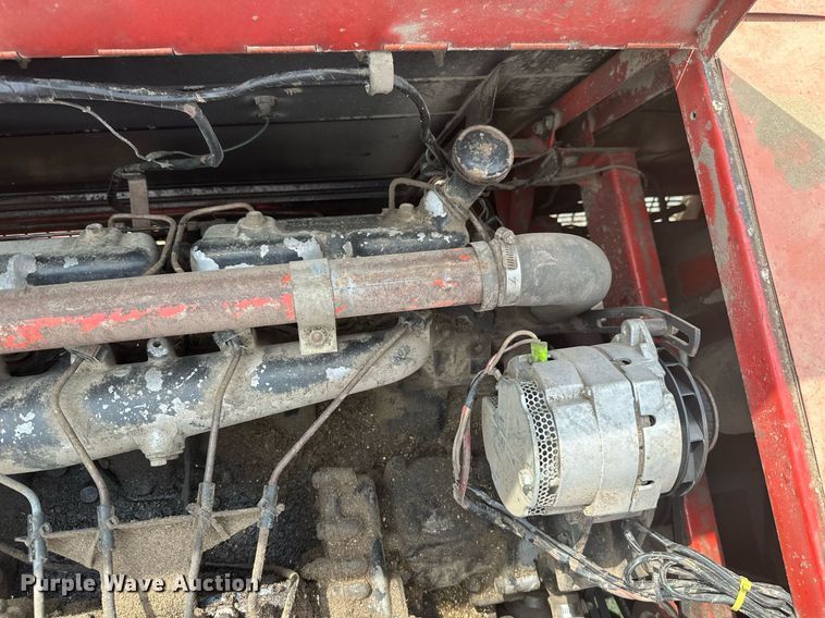 image for item LG9246 1981 Massey Ferguson 860  combine