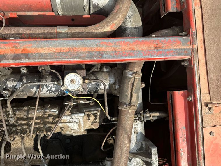 image for item LG9246 1981 Massey Ferguson 860  combine