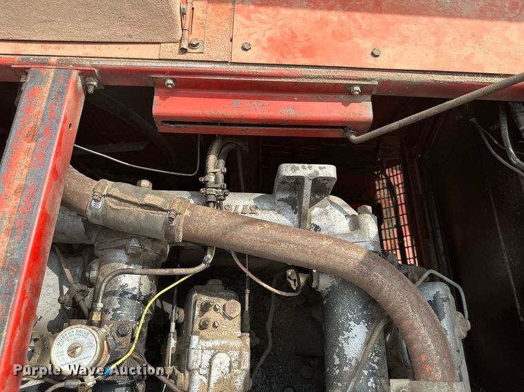 image for item LG9246 1981 Massey Ferguson 860  combine