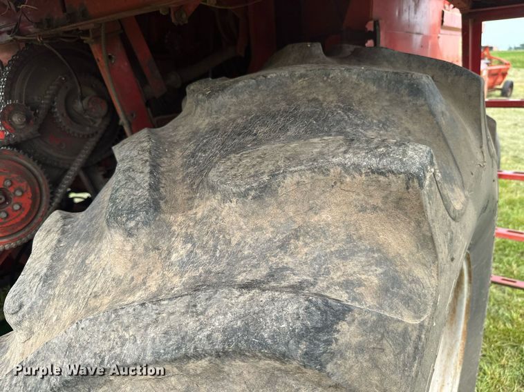 image for item LG9246 1981 Massey Ferguson 860  combine