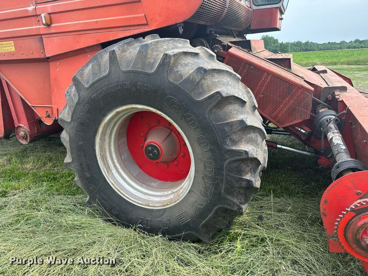 image for item LG9246 1981 Massey Ferguson 860  combine