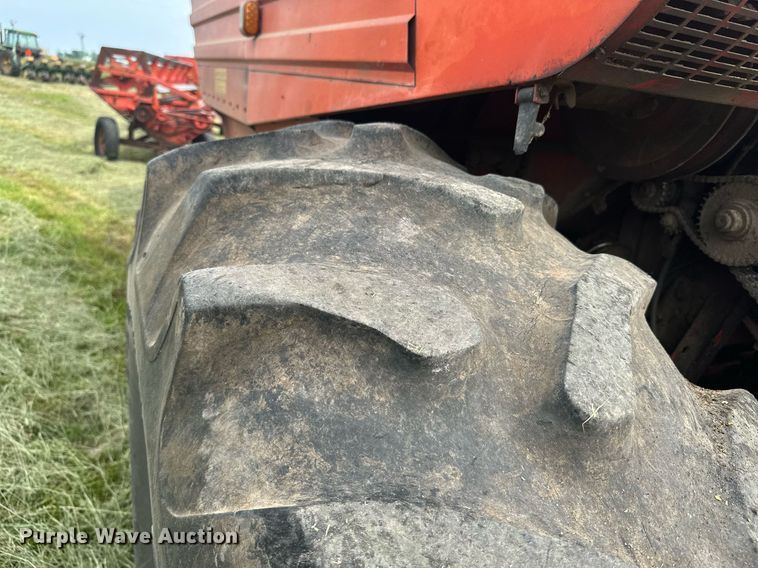 image for item LG9246 1981 Massey Ferguson 860  combine