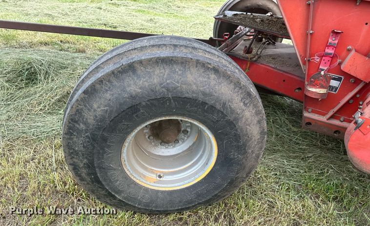 image for item LG9246 1981 Massey Ferguson 860  combine