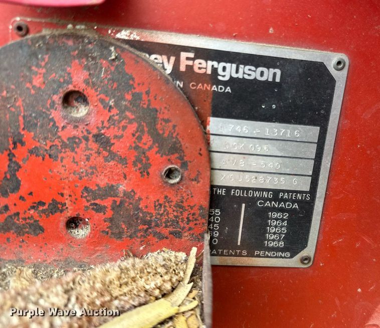 image for item LG9246 1981 Massey Ferguson 860  combine