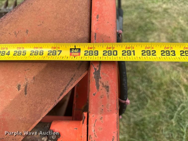 image for item LG9246 1981 Massey Ferguson 860  combine