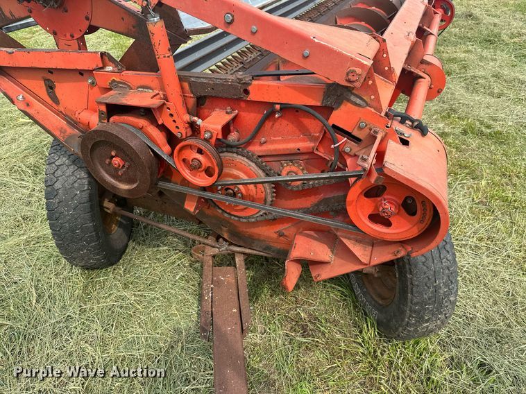 image for item LG9246 1981 Massey Ferguson 860  combine