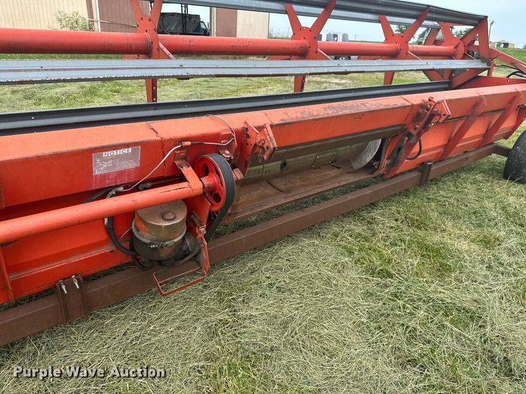 image for item LG9246 1981 Massey Ferguson 860  combine