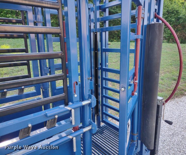 image for item LL9217 Acme Lariat  livestock squeeze chute