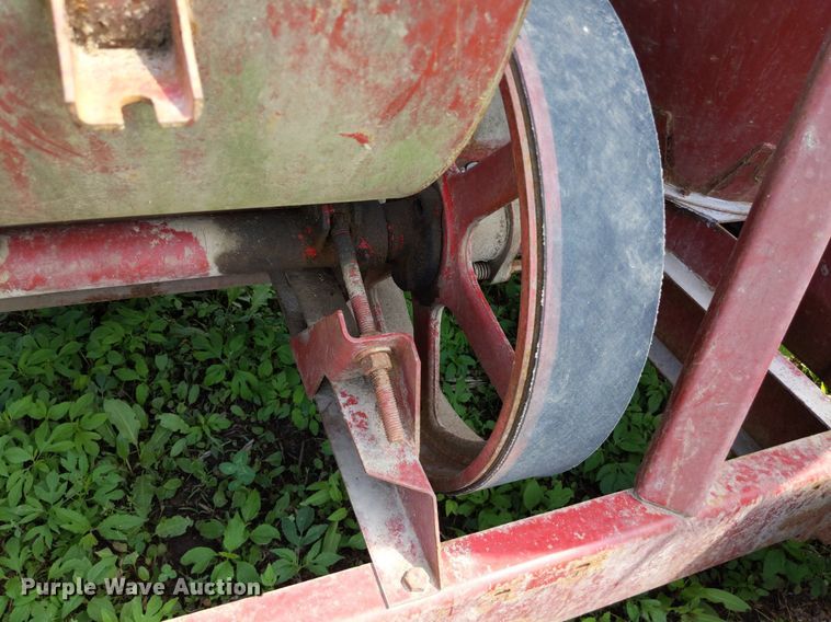 image for item LL9227 New Holland 352  feed grinder/mixer