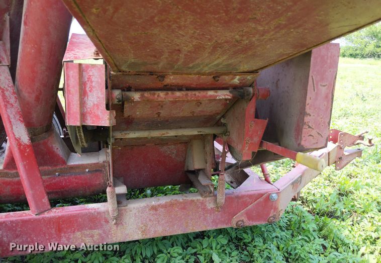 image for item LL9227 New Holland 352  feed grinder/mixer