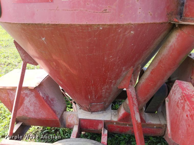 image for item LL9227 New Holland 352  feed grinder/mixer