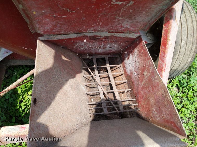 image for item LL9227 New Holland 352  feed grinder/mixer