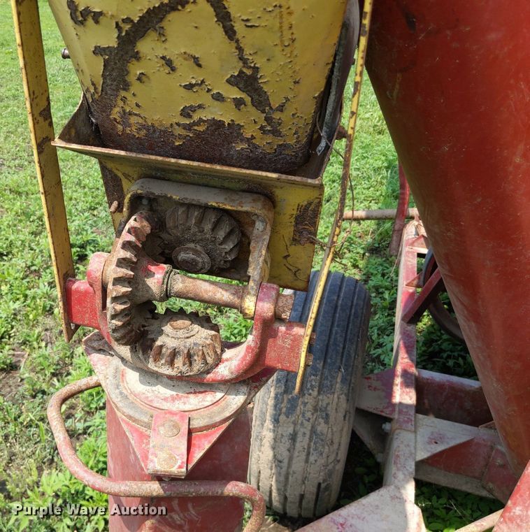 image for item LL9227 New Holland 352  feed grinder/mixer